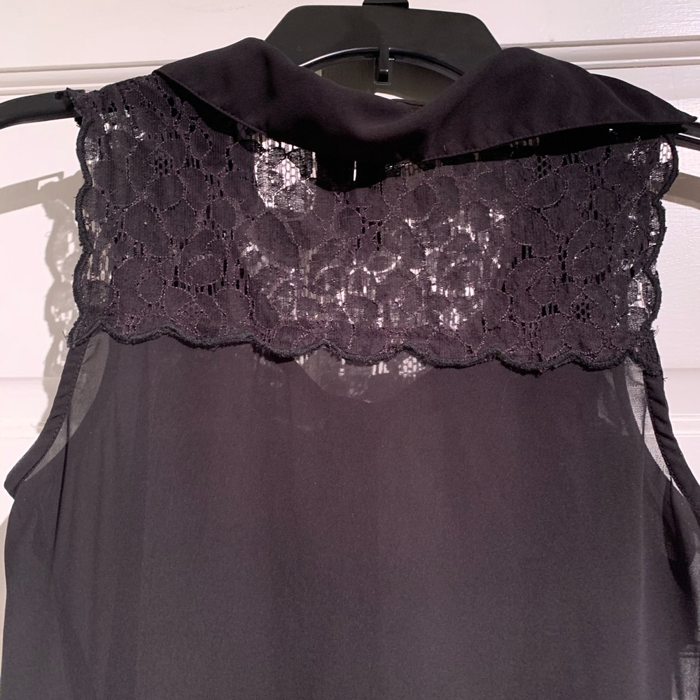 ✨fun & flirt black sleeveless button up blouse w lace✨ - Picture 4 of 4